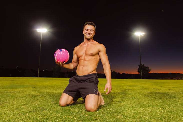 Chippendales-Tänzer Chase Roback wünscht der deutschen Nationalelf viel Erfolg und posiert mit einem Glücksbringer-Fußball in der Farbe des deutschen Auswärtstrikots (©Foto: James Smith)